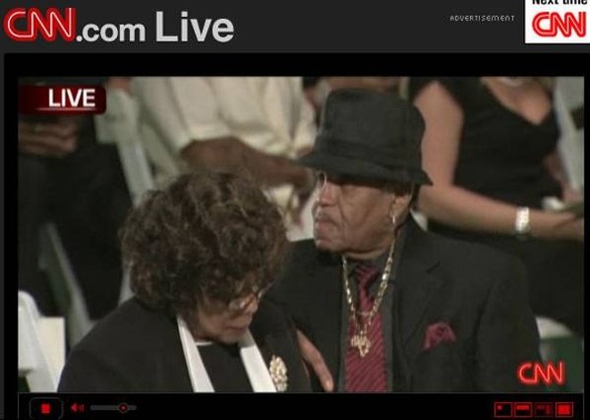 Pai e mãe de Michael Jackson aguardam início da cerimônia no cemitério Forest Lawn |