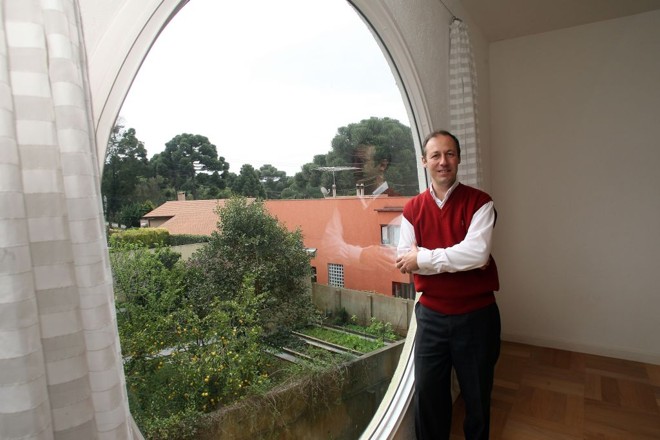 Robson Bradasch em sua casa construída com estrutura em aço e painéis OSB |