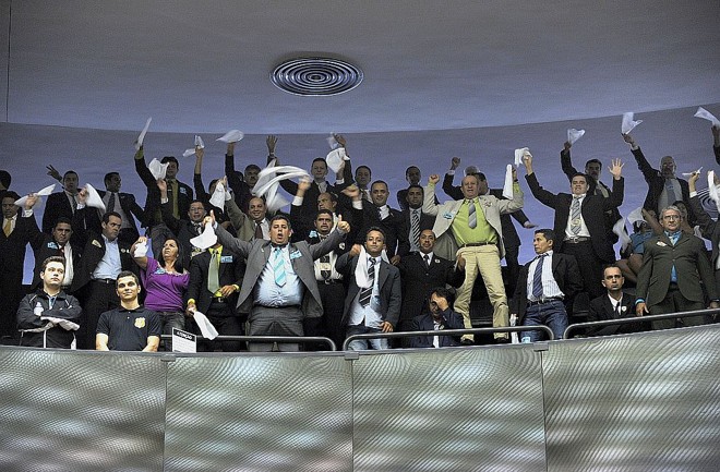 Comemoração: vereadores e suplentes celebram a aprovação, pela Câmara dos Deputados, da proposta que aumenta o número de vagas nas Câmaras Municipais |