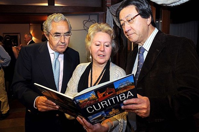 A médica Ana Zulmira Diniz Badin com seus colegas Antonio de La Fuente (à esq.), e José Tariki, presidente da Sociedade Brasileira de Cirurgia Plástica. O encontro foi na residência dela durante jantar oferecido na última sexta-feira aos participantes do curso de videoendoscopia em cirurgia plástica, encerrado no sábado | 