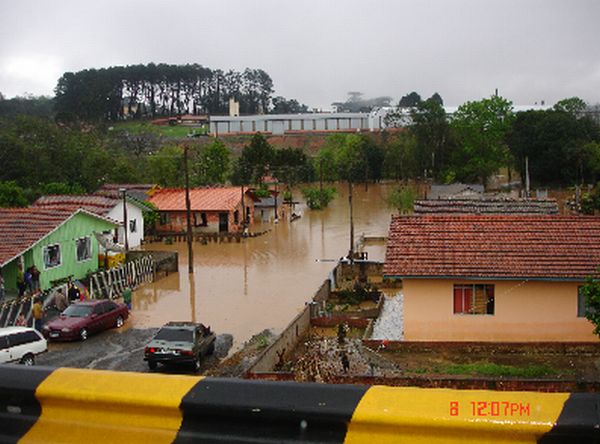 Internauta Loren Zanetti mandou foto que mostra ruas de Irati alagadas na manhã de terça-feira (8) | Loren Zanetti
