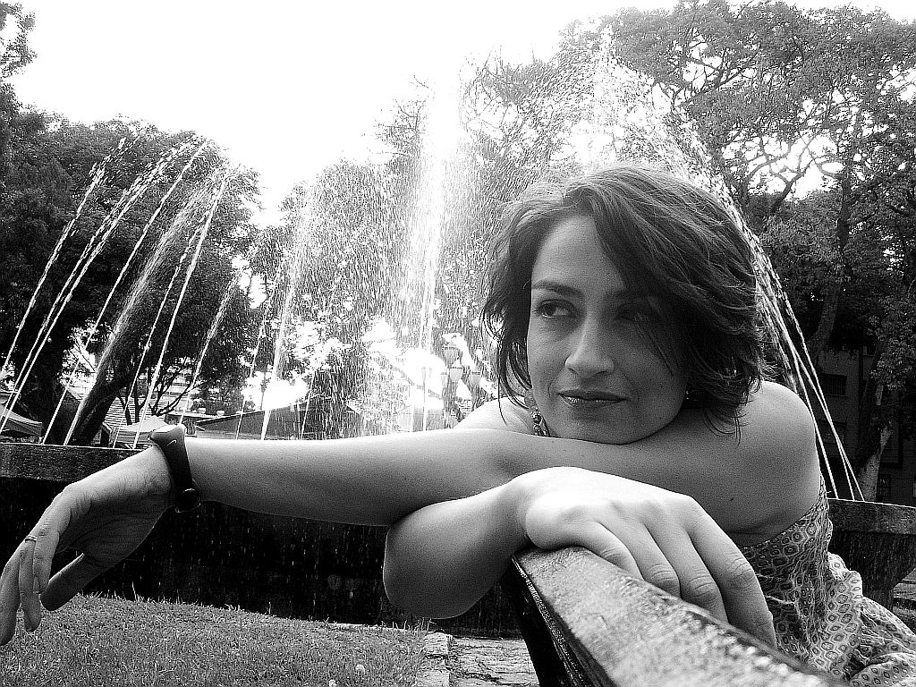 Anna Toledo saiu de Curitiba faz tempo, para cantar em outras freguesias. Desde 2001, a cantora, que por aqui se apresentava no circuito de jazz, vem se firmando no teatro musical em São Paulo. Já trabalhou nas montagens O Fantasma da Ópera, A Bela e a Fera e My Fair Lady, e agora está no palco de A Noviça Rebelde. Enquanto atua em superproduções, a moça formada em Canto Lírico pela Escola de Belas Artes do Paraná segue embalando o público em shows intimistas, com repertório de sambas-canções. Anna se prepara também para acompanhar o pianista de jazz norte-americano Phil Degreg em Cincinatti, em novembro, na casa Blue Wisp | Felipe Fontoura