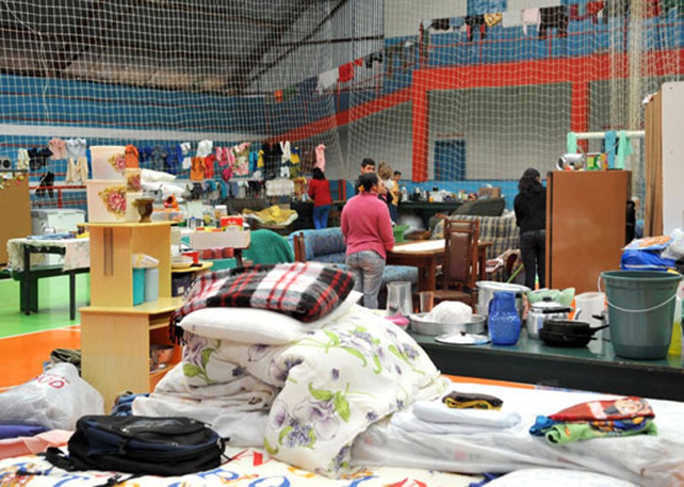 Móveis e roupas estão espalhados pelo ginásio municipal em Abelardo Luz (SC) | Valter Campanato / Agência Brasil