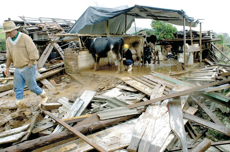 Destruição no município de Guaraciaba, Oeste catarinense, onde a passagem do tornado provocou a morte de quatro pessoas | Ivan Asolin/SDR