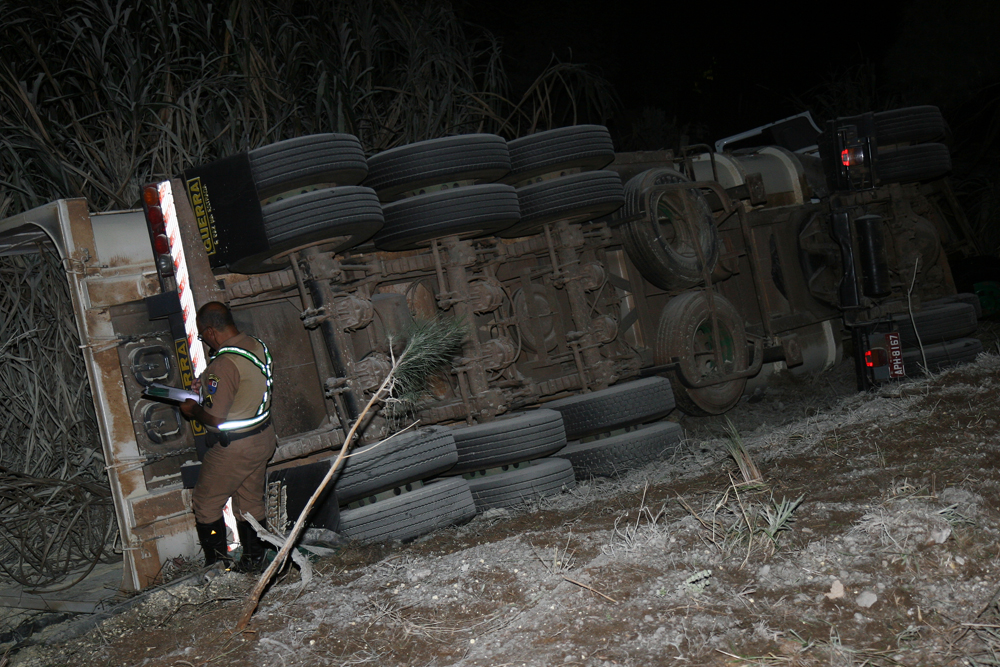 O caminhoneiro, que transportava farelo de milho, perdeu o controle da direção em uma curva aberta | Henry Milleo/Gazeta do Povo