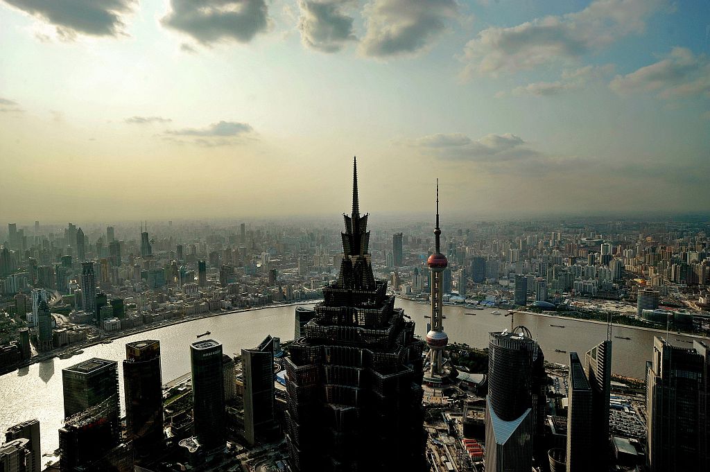 Vista do distrito financeiro de Pudong, em Xangai: crescimento acelerado é resultado de uma combinação de políticas de estímulo fiscal com uma inesperada resistência do consumo | Philippe Lopez/AFP