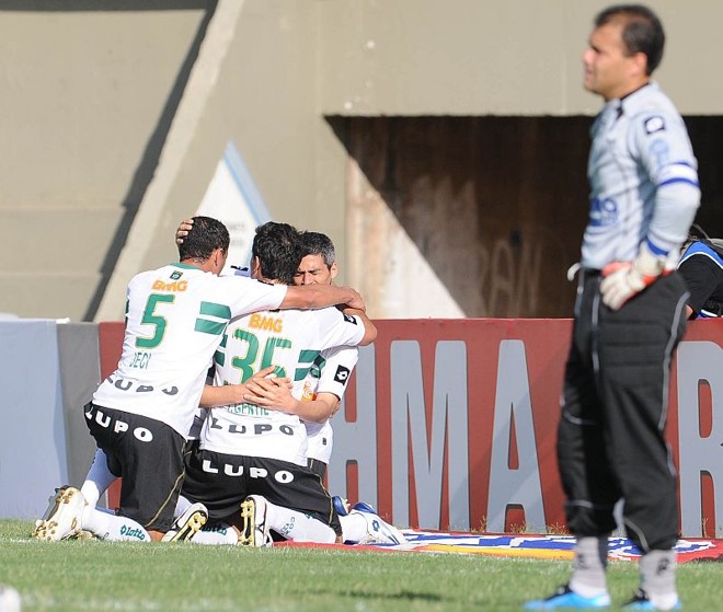 Jogadores do Coritiba comemoram o primeiro gol da partida marcado por Ariel Nahuelpan | 