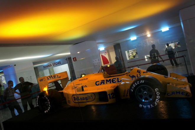Uma Lotus usada por Ayrton Senna em 1987, durante exposição realizada neste ano em memória aos 15 anos da morte do piloto. |
