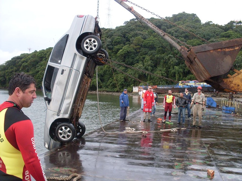 Seis pessoas estavam no veículo. Os ocupantes foram resgatados pelos funcionários do ferryboat | Corpo de Bombeiros