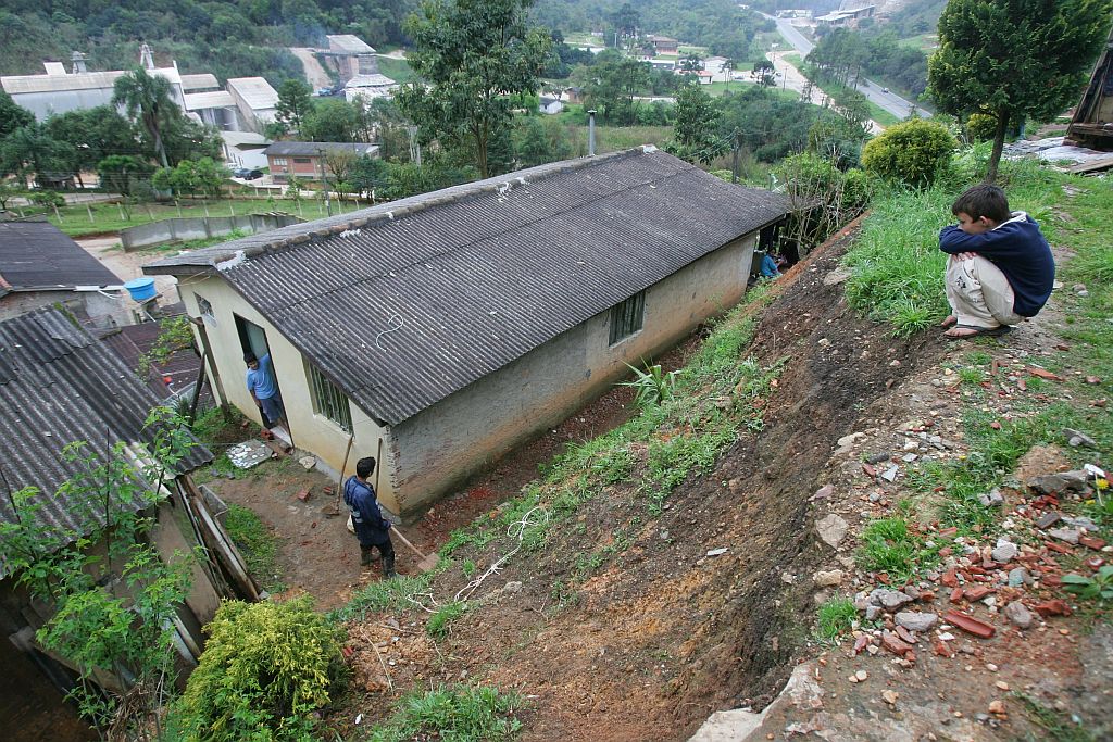 Em Almirante Tamandaré, deslizamento de barranco colocou casas de famílias em risco | Daniel Castellano/Gazeta do Povo