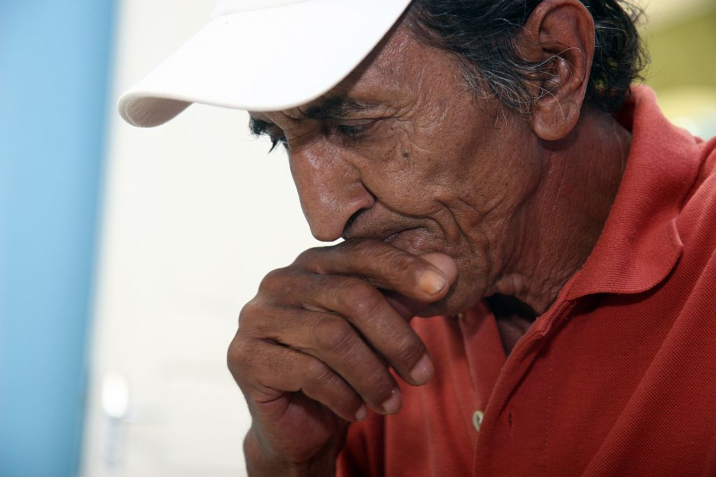 Euzébio, 71 anos, tem dores e dificuldade para urinar e não achou solução no sistema público: O destino para quem chega numa certa idade é o corredor do hospital | Henry Milleo/Gazeta do Povo