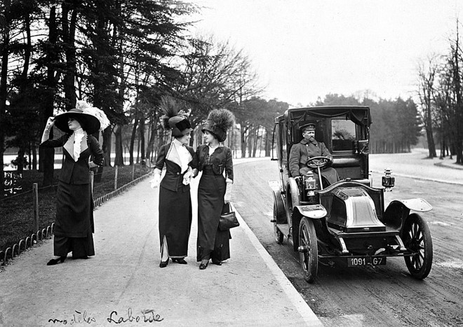 Os Irmãos Séeberger, fotógrafos de moda, registraram modelos desfilando no Bosque de Boulogne de saias-calça da marca Laborde, em 1911 |