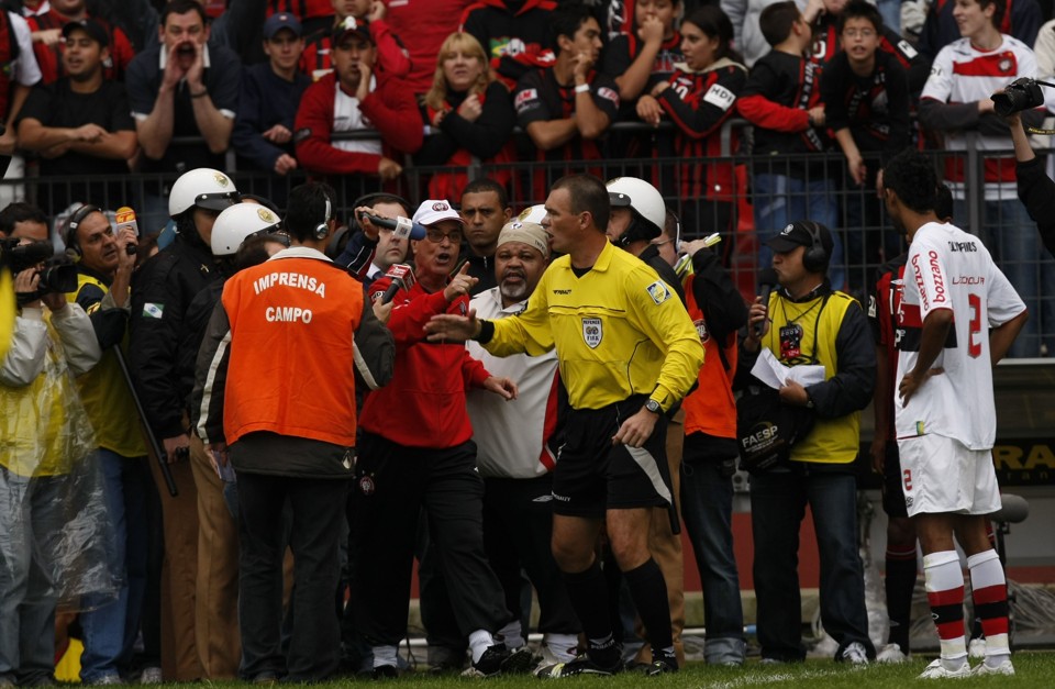Técnico Antônio Lopes cercado de policiais e reporter após ser expulso. Delegado alega ter sido agredido por assistente | Antônio Costa / Gazeta do Povo