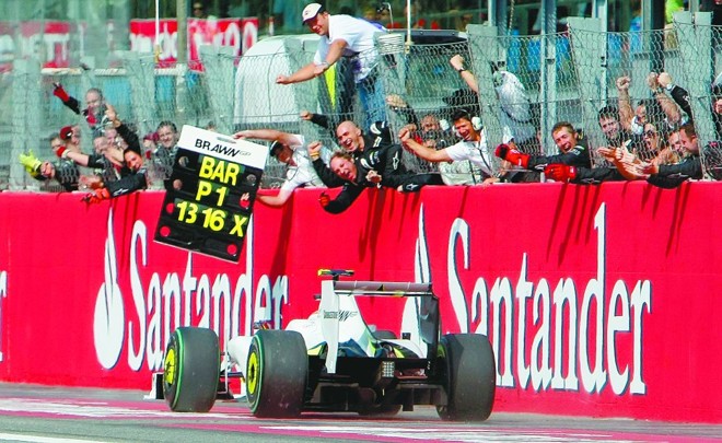 Rubens Barrichello cruza a linha de chegada, no desfecho de um domingo que começou sob forte tensão: Deus cuidou do meu câmbio, afirmou | Max Rossi/Reuters