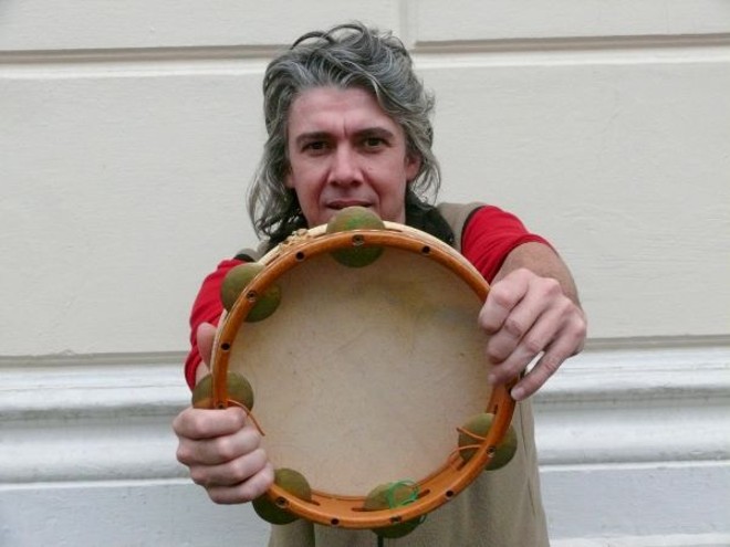 Ricardo Janotto embarca para a Europa daqui a alguns dias. Vai ministrar oficinas de ritmos para músicos e cumprir temporada de divulgação de seu CD, Tambor de Casa, em cinco países. O percussionista curitibano, mais conhecido como Ricardo Ô Rosinha, é também convidado especial do lançamento do álbum do compositor Emmanuelle Gucci, em Milão. A canção Baticumbum, de Rosinha, é título do CD do italiano |