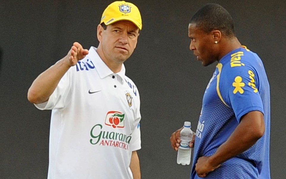 Seleção tenta ser gigante sem Kaká Júlio Baptista recebe orientação de Dunga. Meia terá a missão de susbstituir a estrela da seleção brasileira | Vanderlei Alemeida/AFP