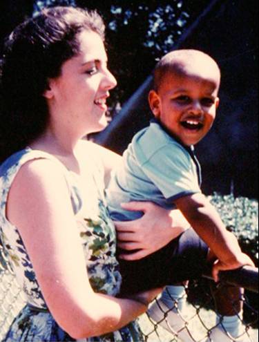 Stanley Ann Dunhan com o pequeno Obama no fim dos anos 60 | Divulgação