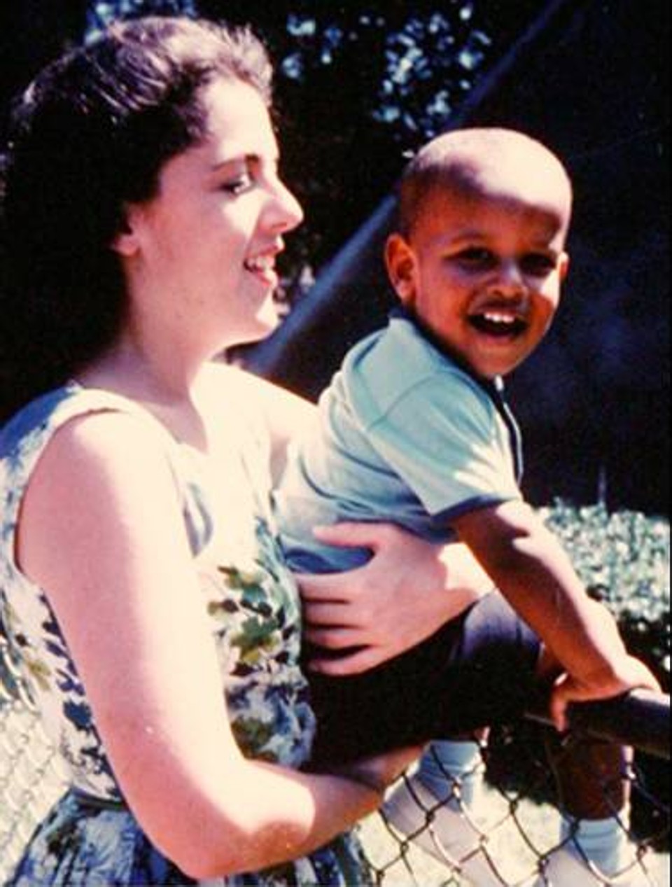 Vida da mãe de Obama vai virar documentário Stanley Ann Dunhan com o pequeno Obama no fim dos anos 60 | Divulgação