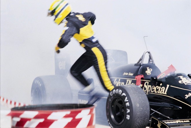 Nos anos 80, Senna deixa correndo a Lotus que ameaçava entrar em chamas. |