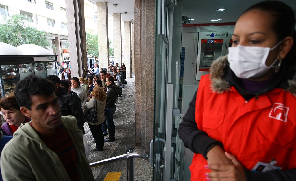 Clientes fazem fila para entrar em agência bancária: Justiça do Trabalho limitou atendimento | Jonathan Campos/Gazeta do Povo