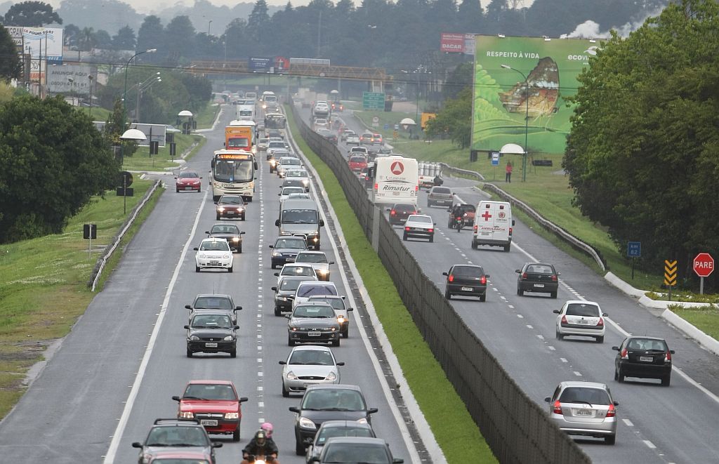 Chegada em Curitiba pela BR-277, na terça-feira. Feriado prolongado foi o mais agitado desde o carnaval | Pedro Serápio/Gazeta do Povo