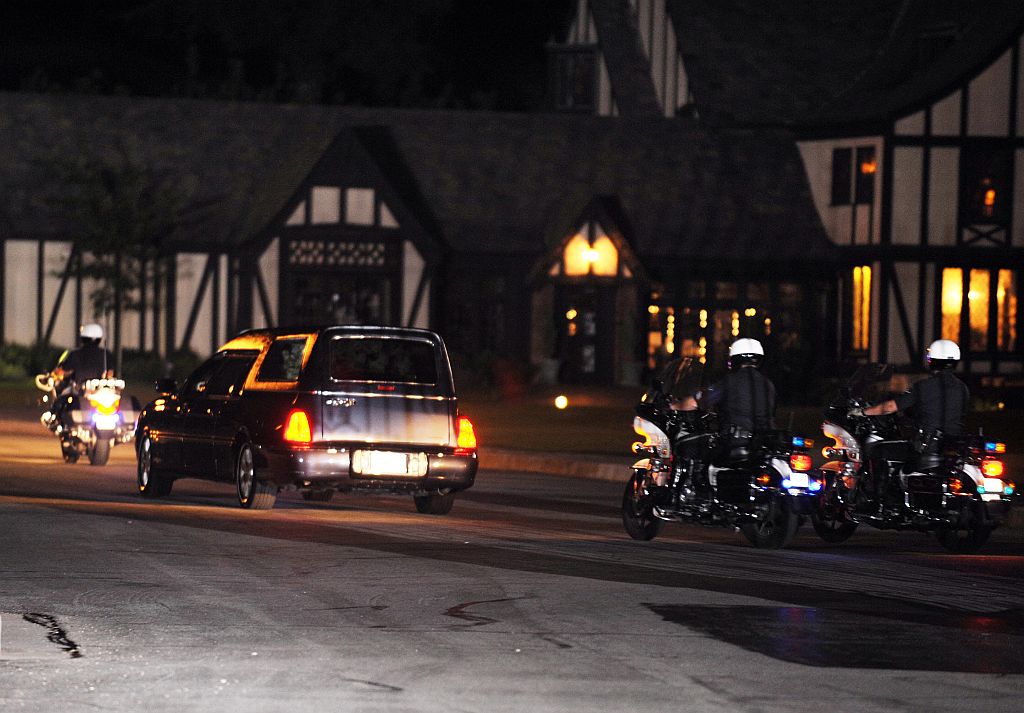 Carro transportando o corpo do cantor Michael Jackson chega ao cemitério Forest Lawn em Glendale para cerimônia de enterro | Gabriel Bouys / AFP Photo