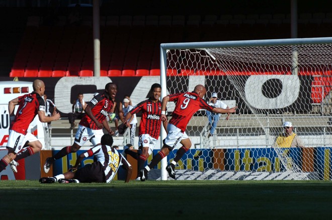 Jogadores do Atlético Paranaense comemoram com Alex Mineiro o primeiro gol do camisa 9 na volta ao clube | 