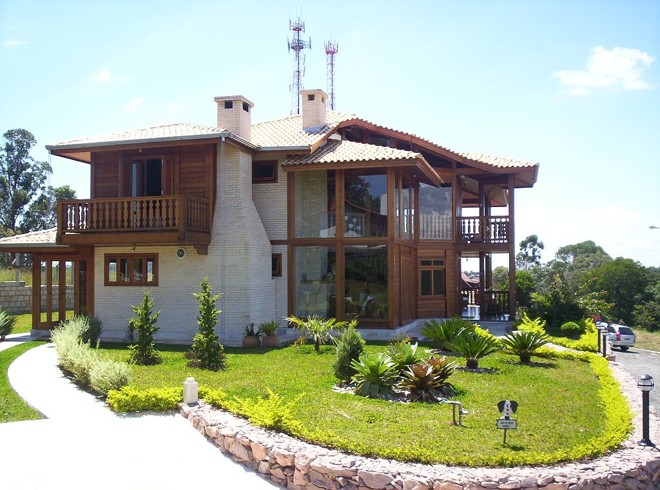 Tábuas de madeira espessas são encaixadas nesse modelo da Casas Curitiba | 