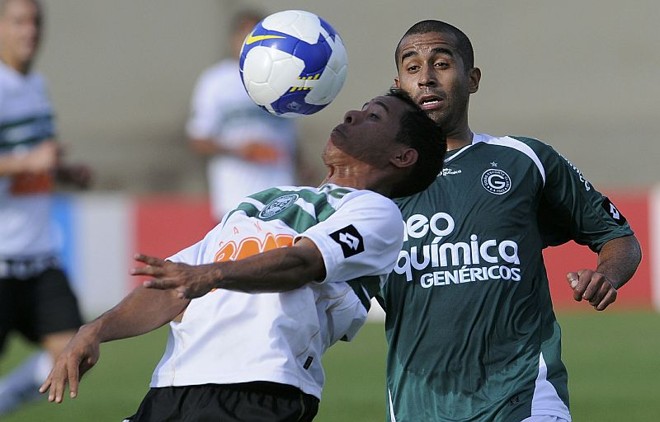 Partida disputada sob forte calor teve erros de defesas e belos gols | 