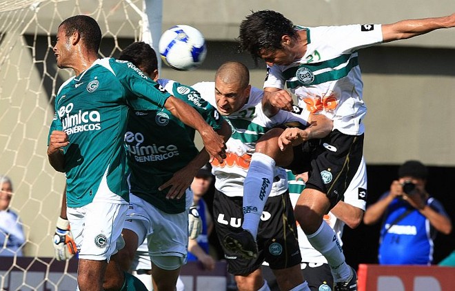 Nome do jogo, Ariel Nahuelpan (37) disputa lance pelo alto; Centroavante argentino fez gol antológico de bicicleta | Renato Conde / O Popular