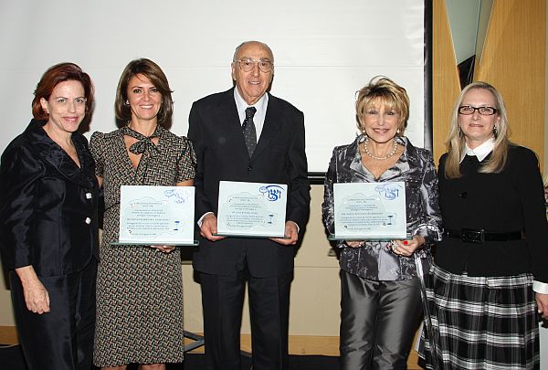 Sarita Schaffel (à esq.), presidente da Wizo Brasil, e Regina Brenner, presidente da Wizo Paraná (à dir.), com a primeira-dama Fernanda Richa, o médico Julio Gomel e a empresária Maria Cecília de Leão Rosenmann, homenageados no evento Gente que Faz. O encontro foi no último domingo, no Hotel Deville Rayon, na comemoração dos 120 anos da imigração judaica no Paraná | Mauro Campos
