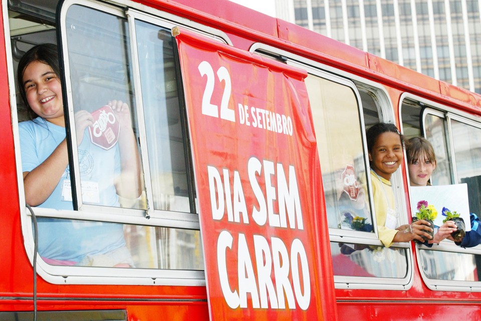 Alunos de escolas municipais participam das atividades do Dia Sem Carro em Curitiba | SMCS
