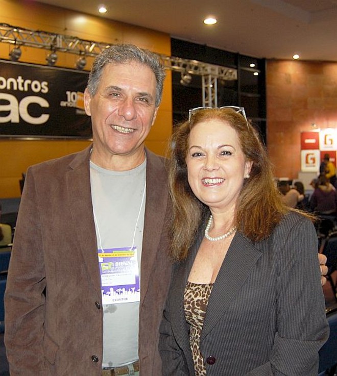 O escritor londrinense Domingos Pellegrini esteve na Bienal do Livro de Curitiba e fez questão de dar aquele abraço na amiga Silvia Novaes Fernandes, que lançou livro no evento | 