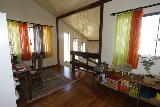 Enquanto as paredes do térreo da casa de Jussara são de alvenaria, as de cima (foto), a escada e o piso são de madeira |