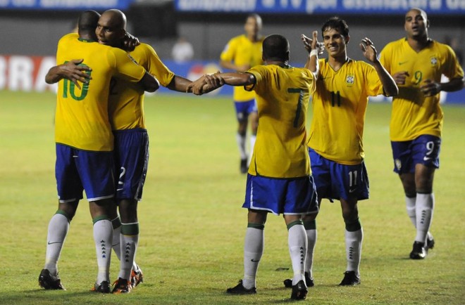 Jogadores do Brasil comemoram o gol marcado por Júlio Baptista | 