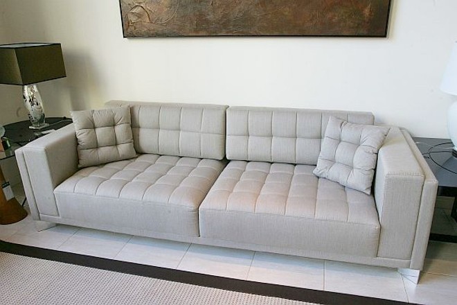 Modelo Contemporâneo. Com três lugares, custa R$ 4.881,60, na Ton Sur Ton | 