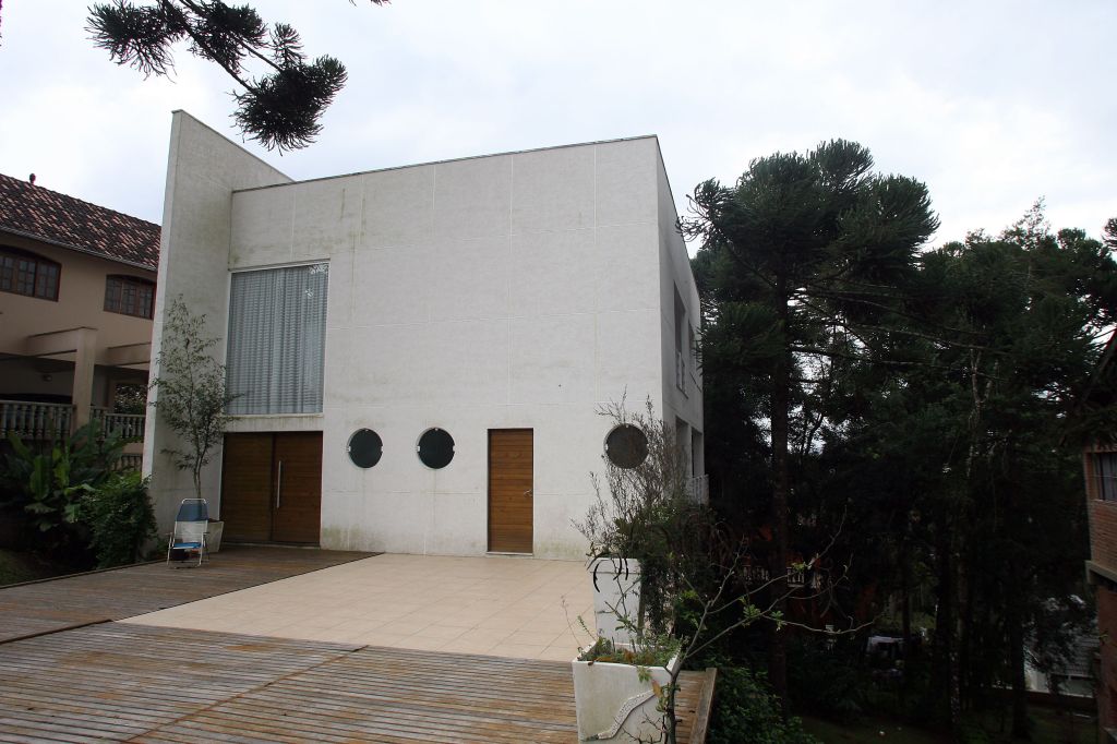 Casa Cubo, projetada por Maurício Pinheiro Lima: fundação feita com blocos de concreto | Fotos: Hedeson Alves/Gazeta do Povo
