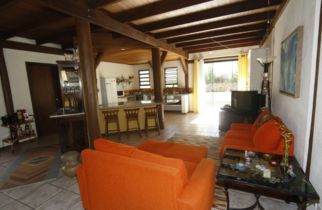 A estrutura da casa de Jussara é de troncos de eucalipto |