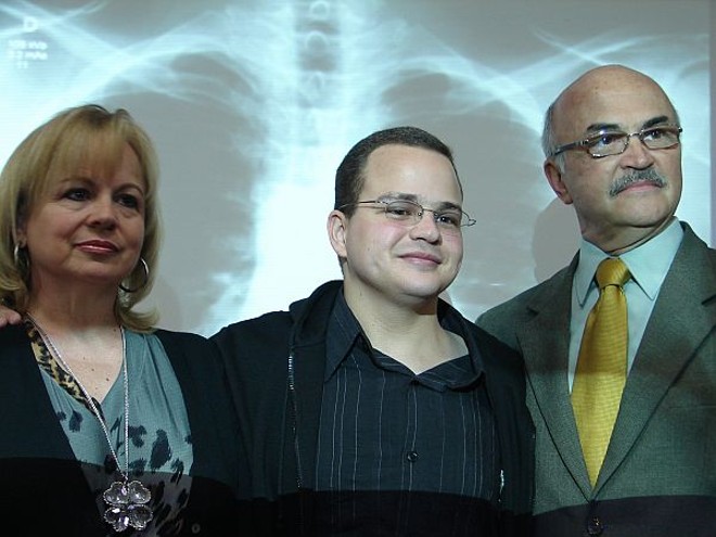 Henrique recebeu parte do pulmão da mãe, Márcia, e outra do pai, Amadeu. Os três participaram do aniversário da técnica | 