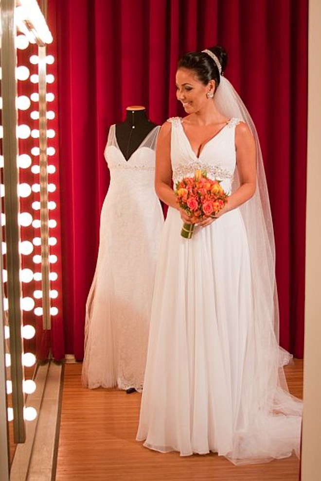 Dig Dutra esteve em Curitiba para as fotos do novo catálogo de vestidos de noiva do estilista Júlio César, em produção realizada no Vimax Art Hair Beauty. O book vai ser lançado em uma big festa, dia 29 de setembro, para comemorar os 30 anos da Maison Julyo César. A atriz curitibana já garantiu presença no evento | 