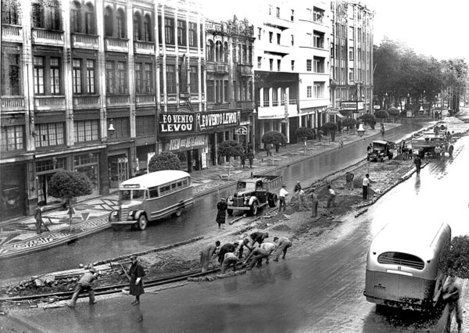 Avenida Luiz Xavier. No Cine Avenida, o anúncio do filme E o Vento Levou, uma coincidência com o luminoso do topo do prédio do futuro Cine Ópera |