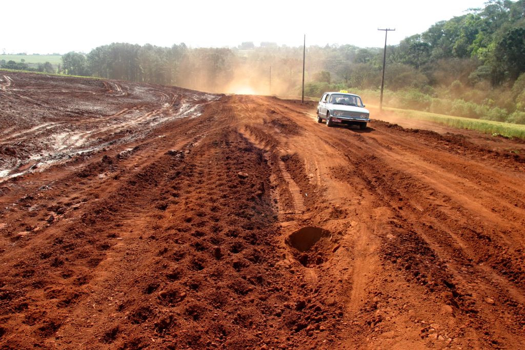 Para os 4 mil habitantes de Mato Rico, chegar e sair é um desafio. Para qualquer lado que se vá, buracos tomam conta da estrada | Dirceu Portugal/Gazeta do Povo