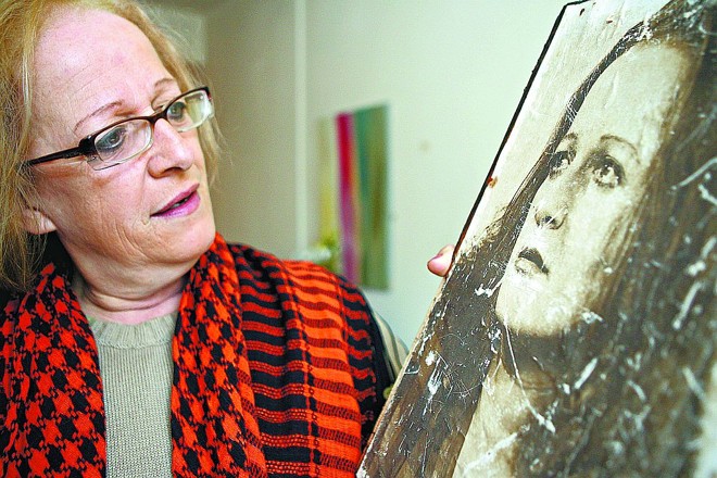 A atriz Claudete Pereira Jorge observa o seu próprio retrato: uma vida dedicada às artes cênicas |