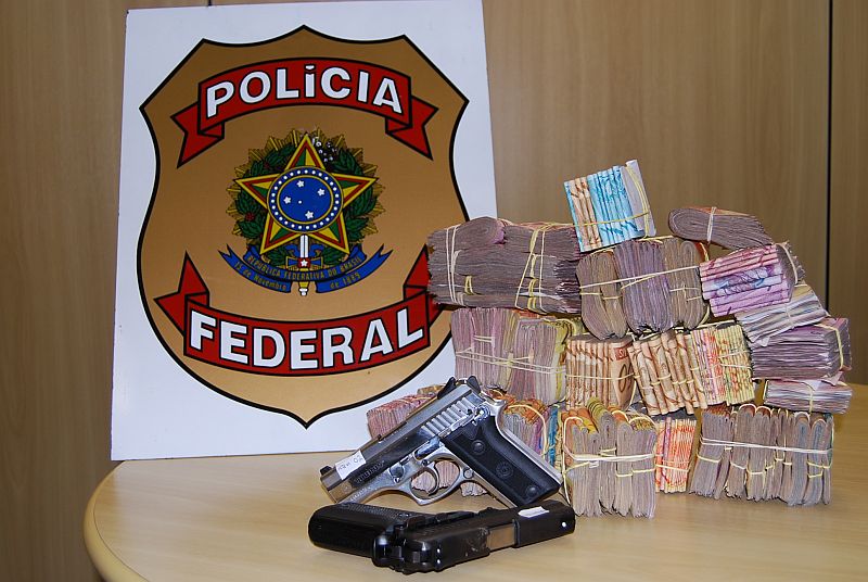 Em uma casa de Curitiba a PF apreendeu R$ 89 mil, além de 2 pistolas, sem registro | Divulgação/PF