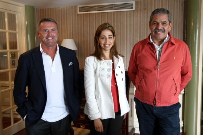 No Hotel Bourbon, o italiano Marcelo Lotti, diretor-geral do FIA WTCC (Campeonato Mundial de Carros de Turismo), Juliana Vosnika, presidente do Instituto Municipal de Turismo, e o empresário Augusto Farfus comemoraram ontem: Curitiba será, mais uma vez, a cidade de abertura do campeonato, dia 7 de março de 2010 |