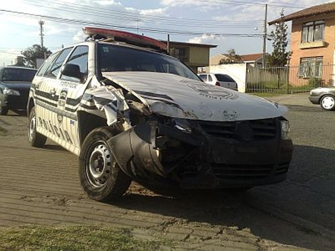 Parati da polícia ficou com a frente danificada na colisão | 