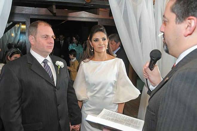 A arquiteta Carla Kiss e o empresário Reginaldo Bocuti Junior trocaram alianças na mão esquerda no último fim de semana em cerimônia íntima no Depósito Eventos. No domingo, o casal embarcou para Bariloche em lua de mel | 