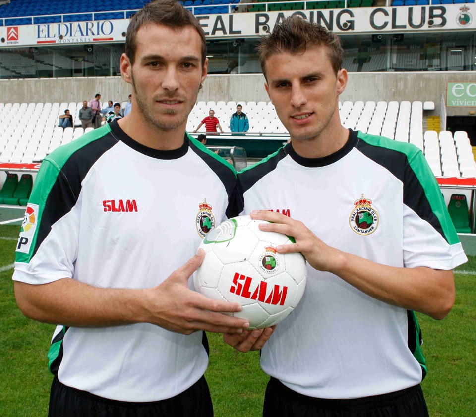 Xisco (esq) e Henrique reforçam o Racing na temporada 2009/10. Dupla será emprestada por Newcastle e Barcelona, respectivamente. | Divulgação/ Racing