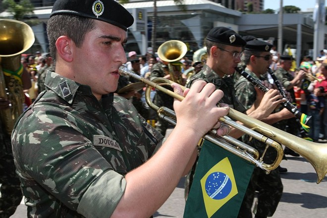 Dez mil integrantes vão desfilar em Curitiba nesta segunda-feira. Organização espera 70 mil espectadores |