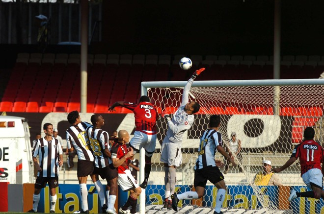 Apesar da derrota, a bola área foi uma das armas do Furacão em Belo Horinzonte. No lance, o goleiro Bruno tem trabalho pelo alto | 